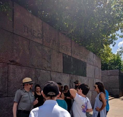 Ranger aan het Franklin Delano Roosevelt Memorial (citaat: "The only thing that we have to fear is fear itself.")