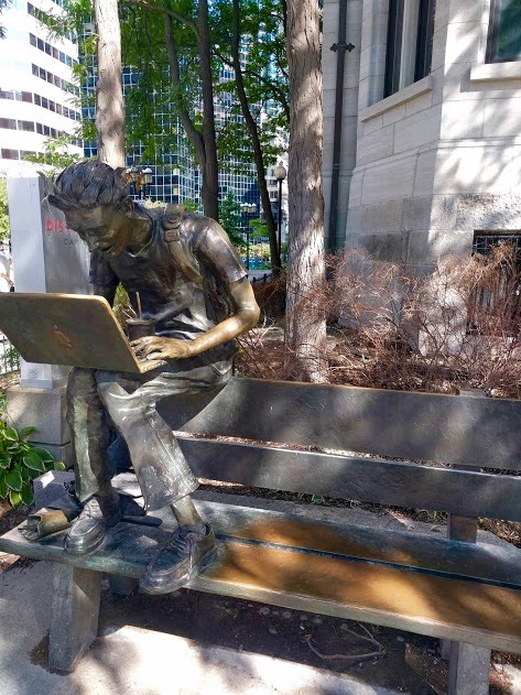 'Le mort de Steve Jobs' voor het McGill College, Rue Sherbrook, Montréal