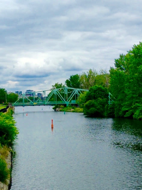 Fietsen langs Canal du Lachine in Montréal