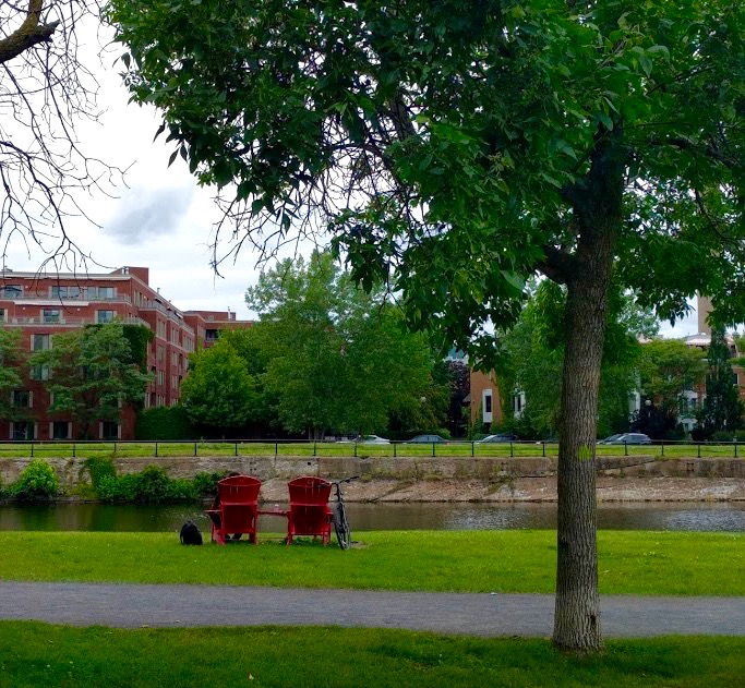 Rode adirondackstoelen langs Canal du Lachine