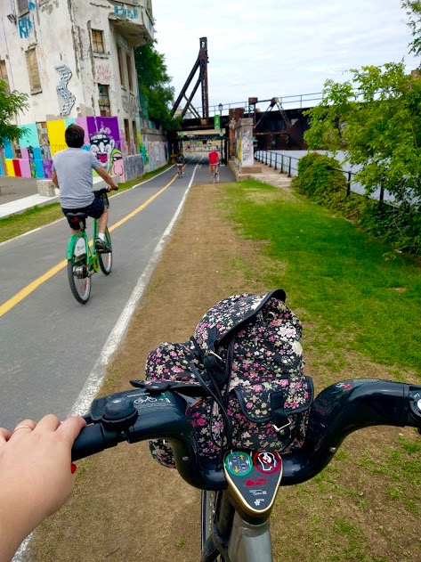 Op de fiets aan Canal du Lachine, industriezone