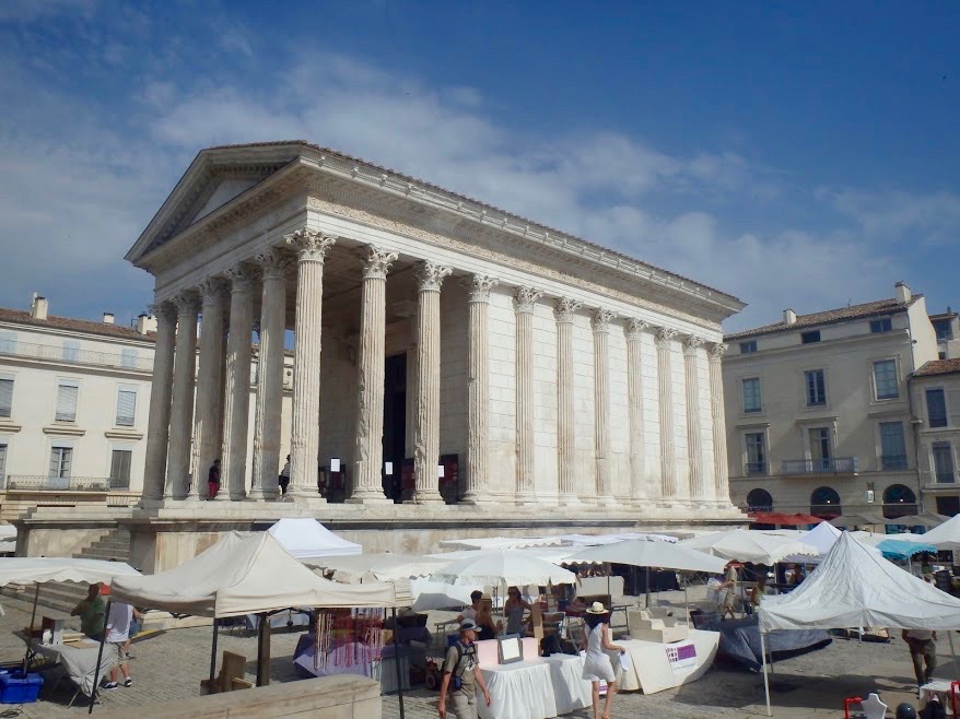 Maison Carrée met marktje in Nîmes