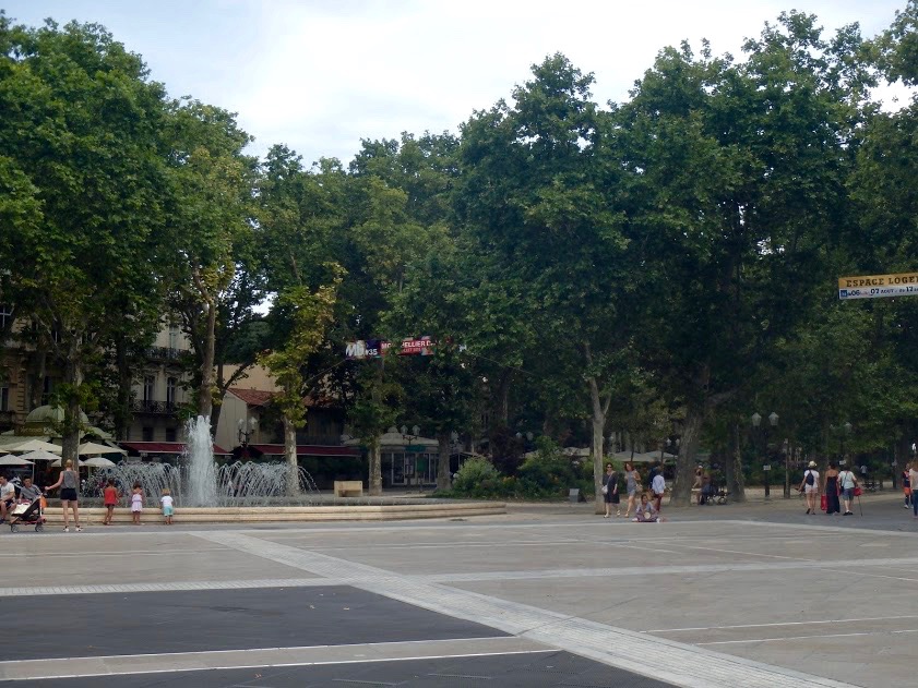 Place de la Comédie, Montpellier, fontein en bomen