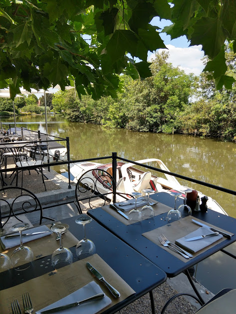 Terras met bootje aan de Leie