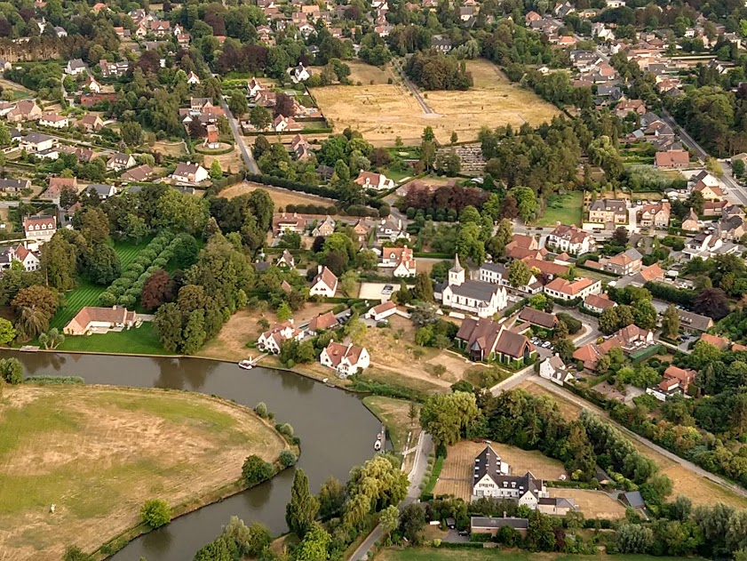 De Leie rivier zwiepend door Oost-Vlaanderen, hier Afsnee