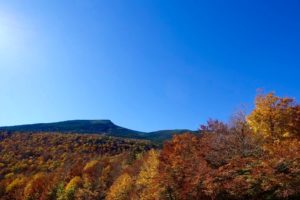 Herfstkleuren en blauwe lucht in de White Mountains, New Hampshire, Noord-Amerika
