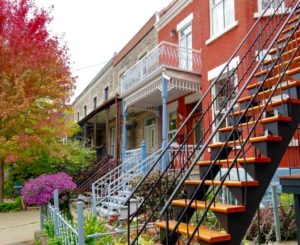 Typische straat in de Plateau buurt in Montréal met herenhuizen en trappen langs de buitenzijde, in de herfst