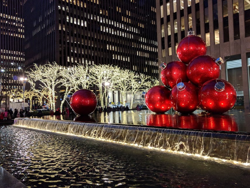 Kerstornamenten op 6th Avenue, Kerst in NYC - rode kerstbollen op water