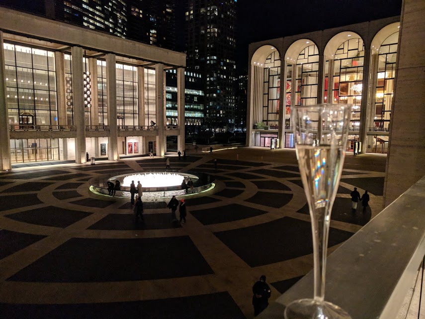 Lincoln Center by night met glas prosecco