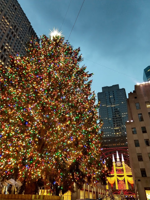 kerstboom 2018 met op de achtergrond Saks on 5th Ave