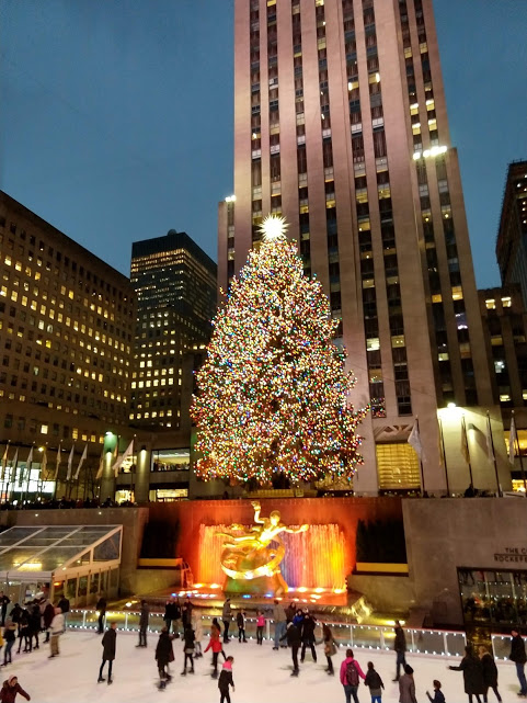 Rockefeller Plaza met kerstboom en Prometheus-beeld aan de ijspiste