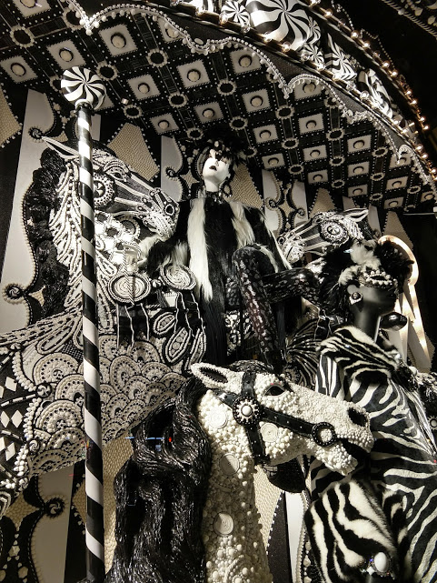 Bergdorf Goodman 5th Ave etalage Kerst in NYC zwart-wit snoepjes