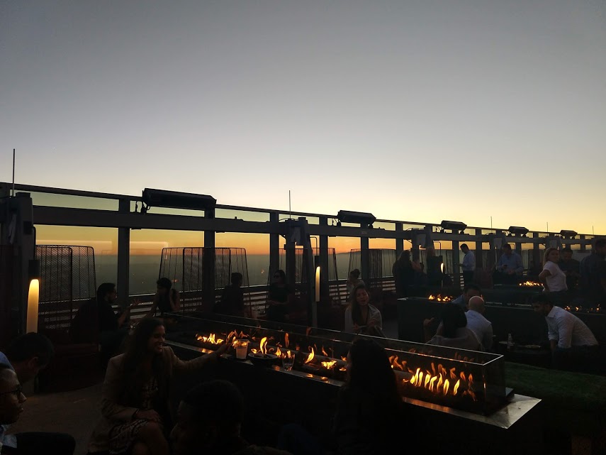 Spire 73 - openluchtbar - rooftop met open haard in downtown LA