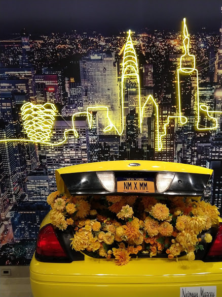 Taxi met gele bloemen, étalage van Neiman Marcus in Hudson Yards