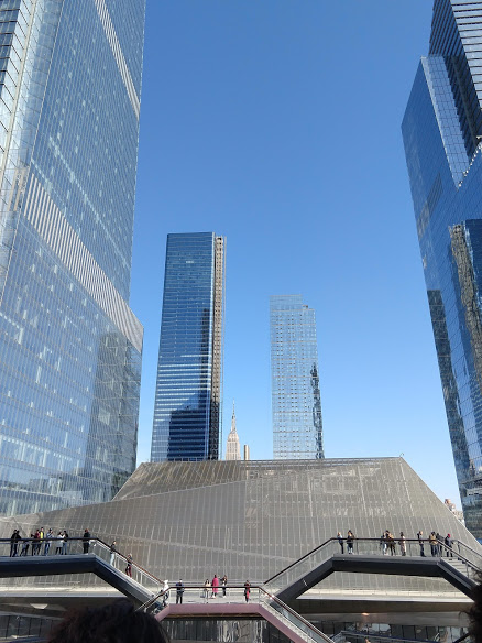 Bovenste verdieping The Vessel met zicht op de Hudson Yards en het topje van de Empire State Building