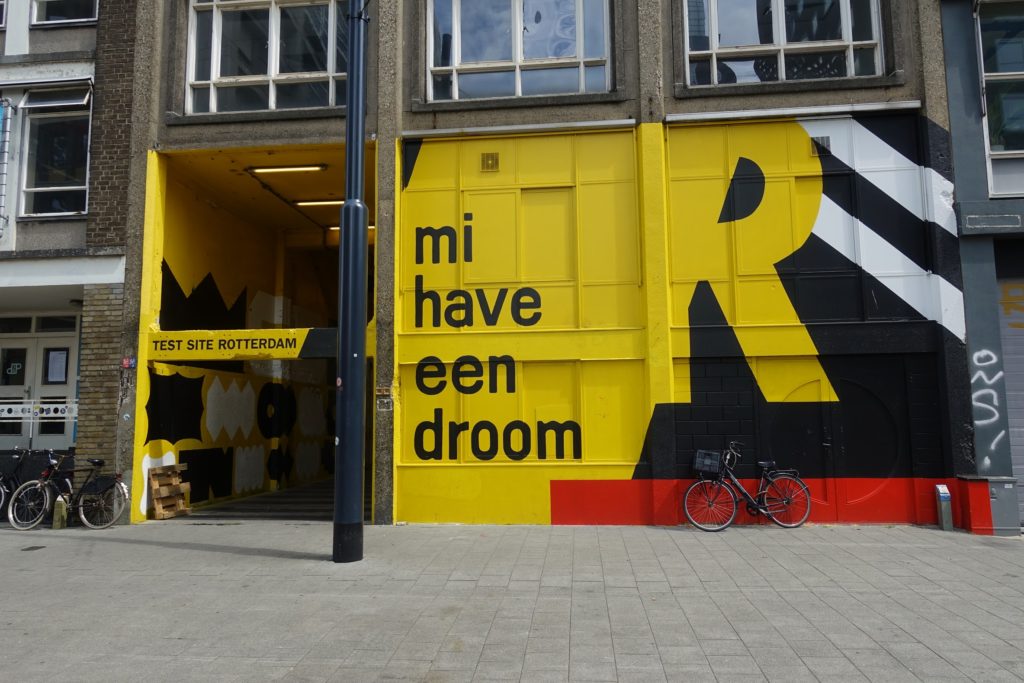 Start luchtsingel Delftseplein, gele gevel met opschrift 'mi have een droom', Rotterdam