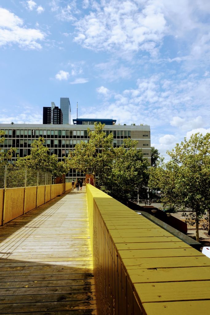 Gele luchtsingel in Rotterdam