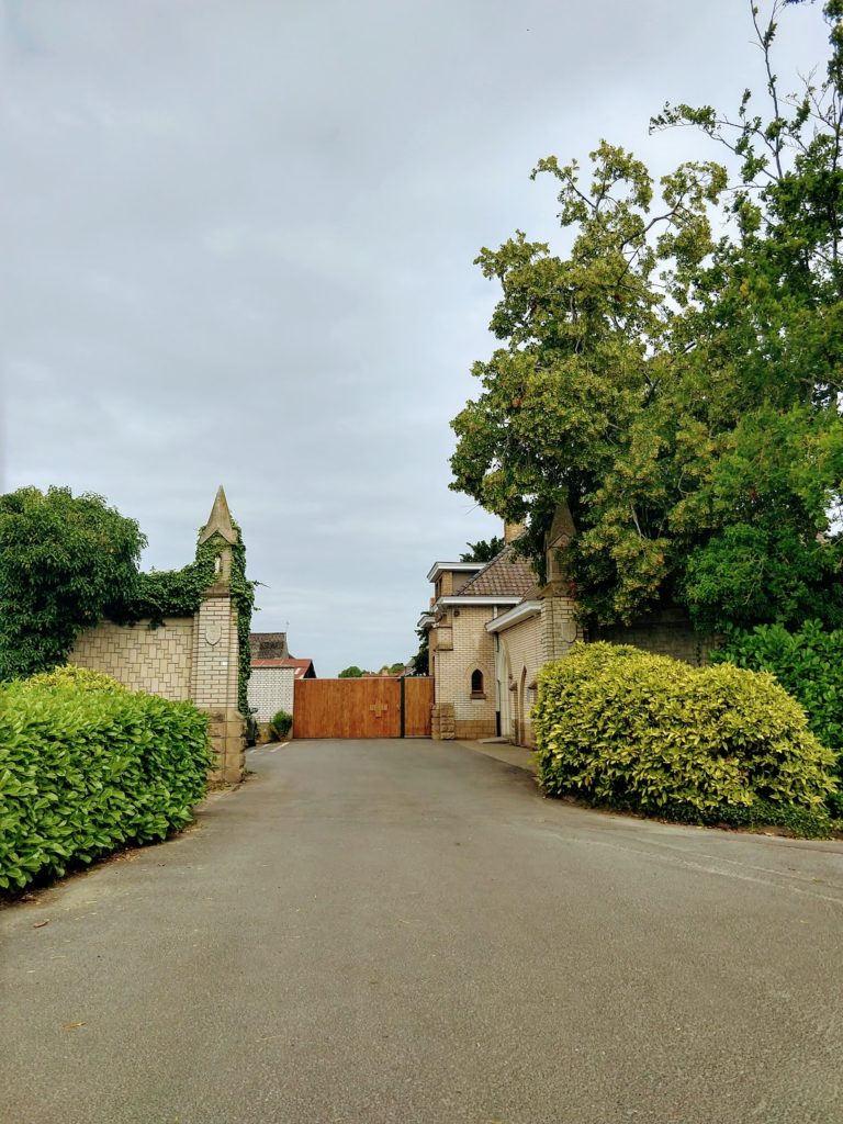 Sint-Sixtusabdij in Westfveteren in de Westhoek, toegangspoort en abdijmuur