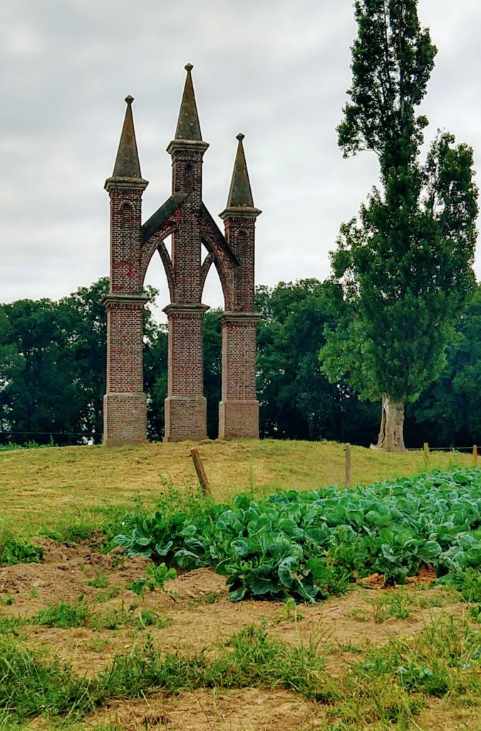 Wesvfleteren, overblijfsel kerk? Drie torenspitsen