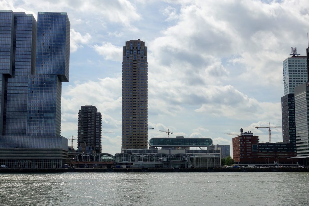 Skyline Rotterdam aan de Nieuwe Maas