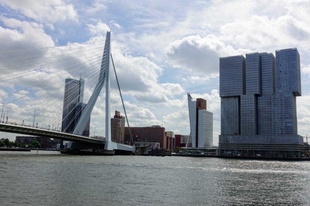 Erasmusbrug - Belvedère - De Rotterdam, skyline in Rotterdam op Wilhelminapier