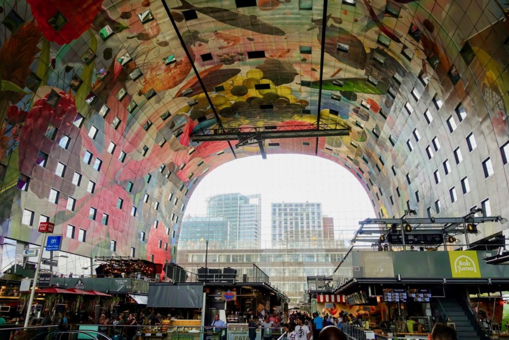 Markthal Rotterdam, binnenin, zicht op achterzijde, tunnel