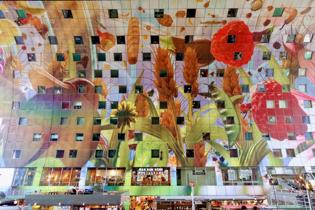 Kleurrijke wandbekleding met bloemen en meer, Markthal Rotterdam