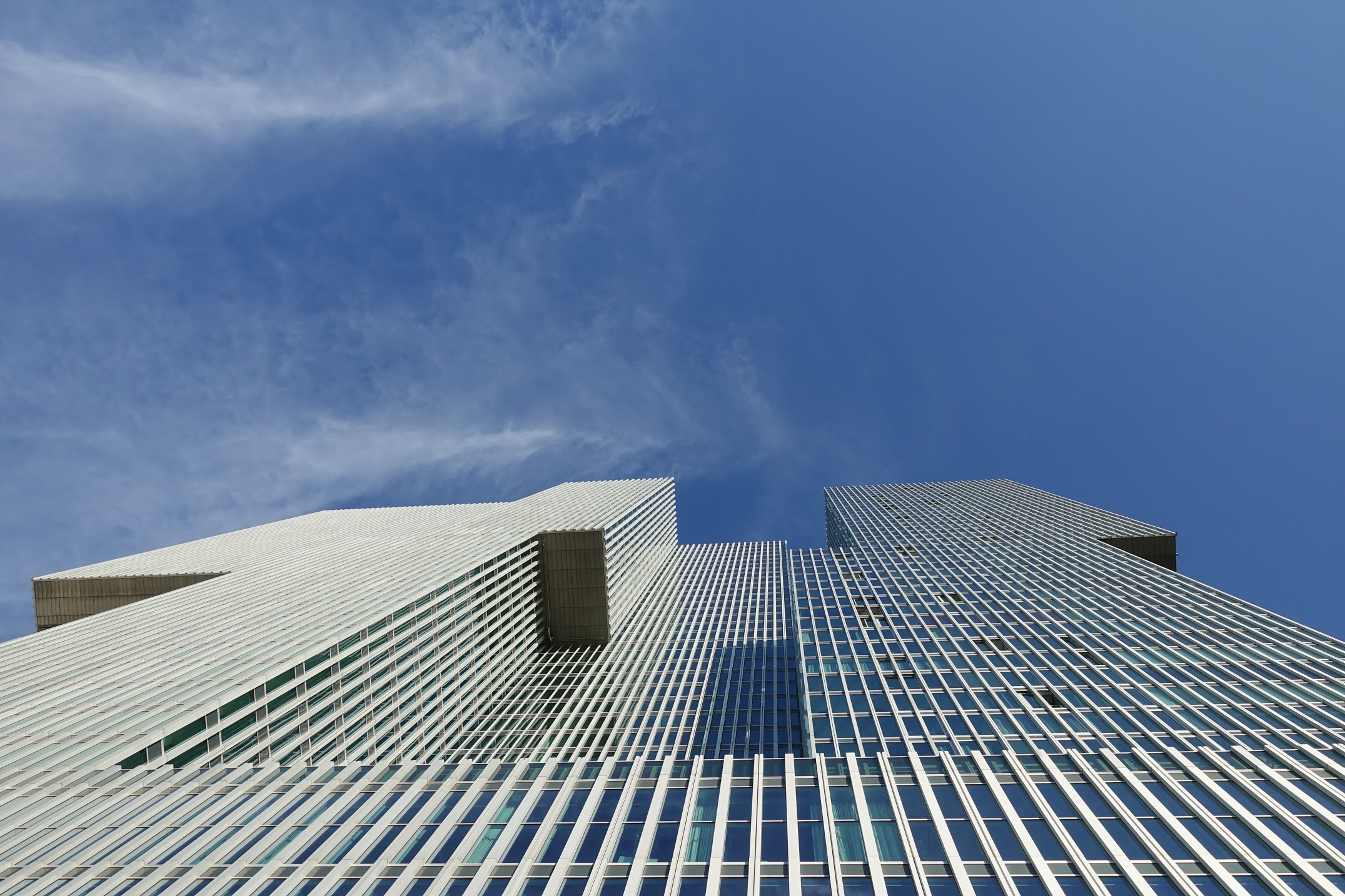 Gebouw De Rotterdam in Rotterdam op Kop Van Zuid a.k.a. Wilhelminapier