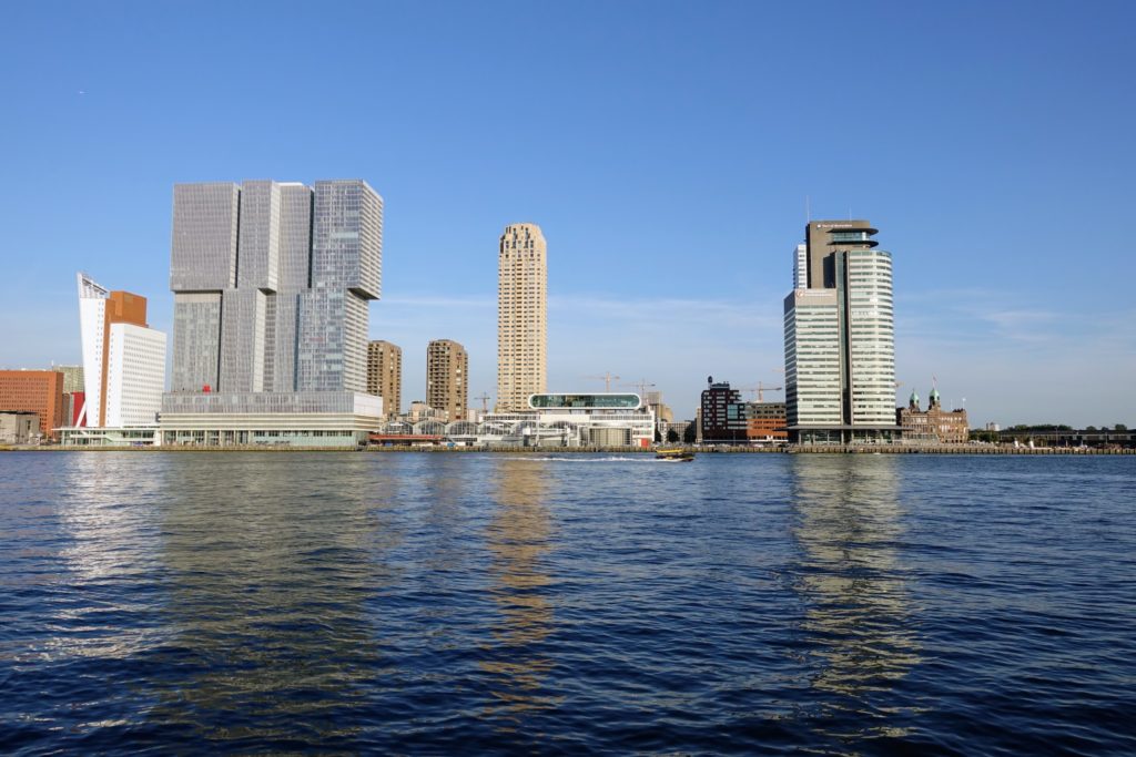 Wilhelminapier of Kop Van Zuid in Rotterdam met de meest opvallende gebouwen langs de Nieuwe Maas; v.l.n.r.: Belvedère - De Rotterdam - New Orleans - Fotomuseum - World Port Center - New York Hotel