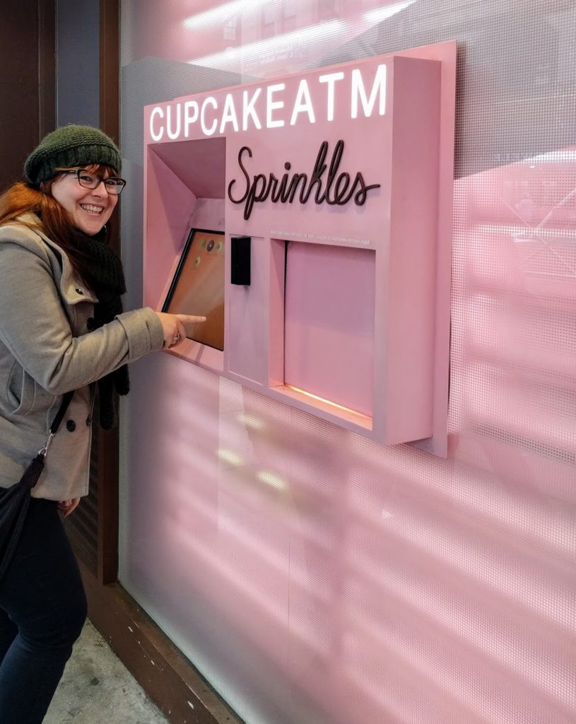 Ikzelf bij een roze Cupcake ATM van Sprinkles