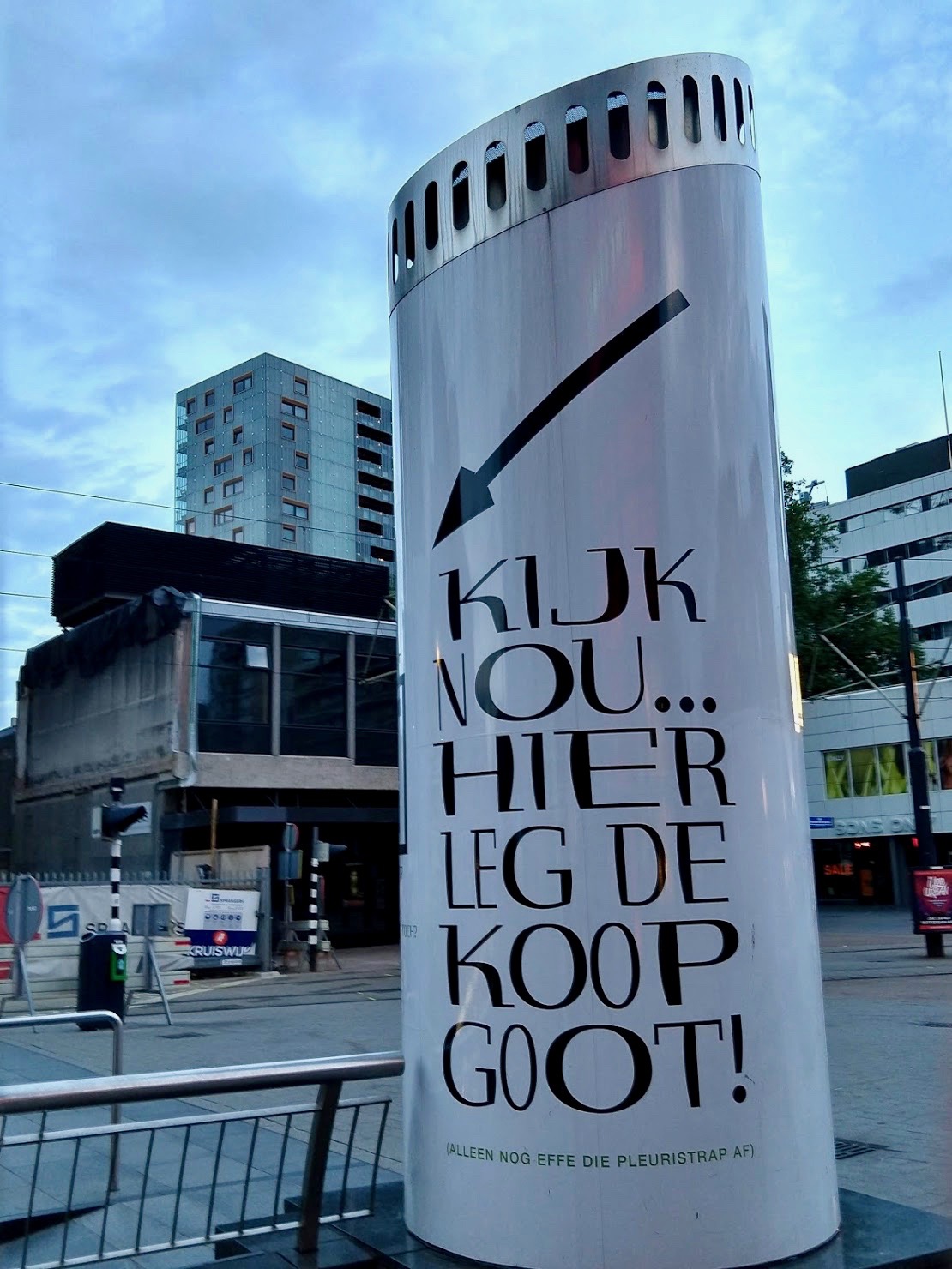 Een pijl richting de Koopgoot met de tekst:"Kijk nou... Hier; Leg de Koop Goot! (Alleen nog effe die pleuristrap af)"