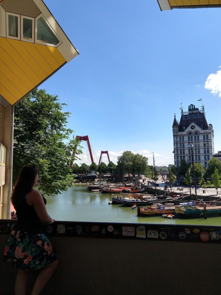 Davina op een balkon van de gele kubussen met zicht op de Oude Haven, het witte Huis en de Willemsbrug, Rotterdam