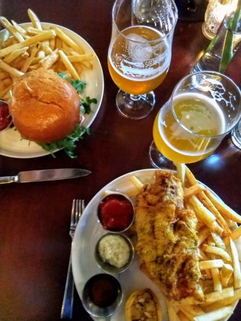 Fish & chips, een burger en 2 bieren in Clayton's Public House in downtown LA