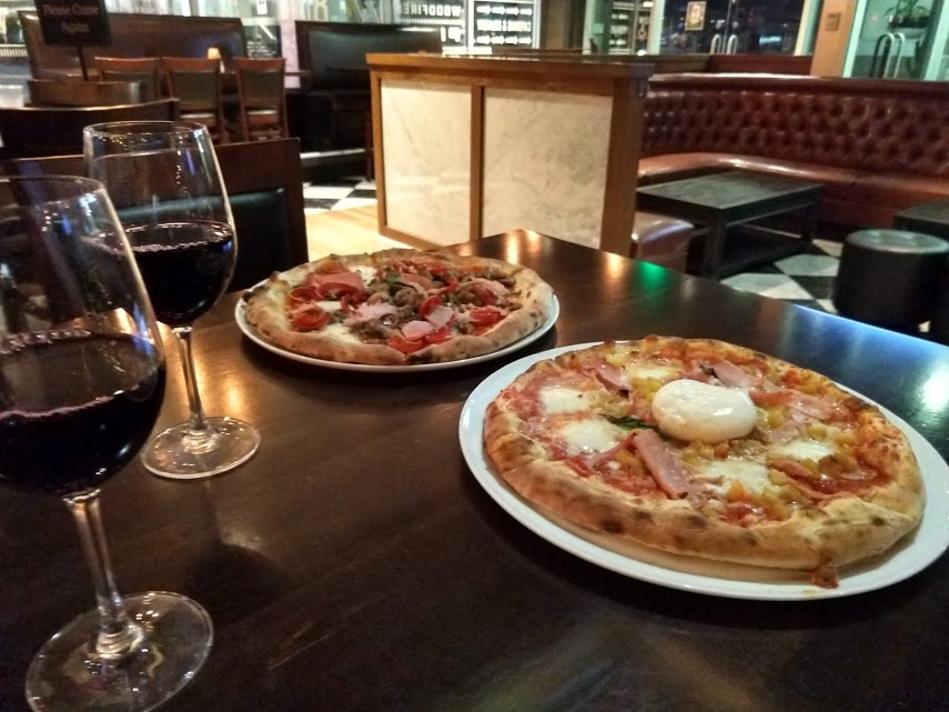 Pizza's en rode wijn in 800 Degrees downtown LA