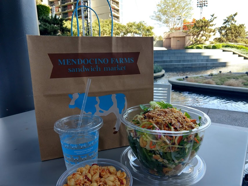 Lunch van Mendocino farms salades