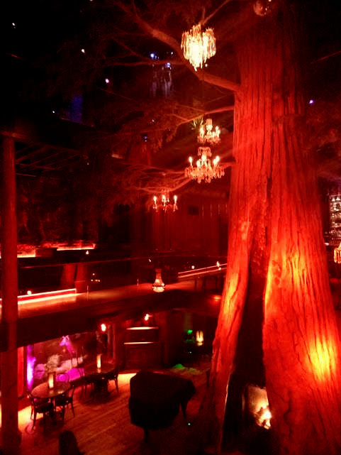 Redwood pine boom in het midden van Clifton's -DTLA