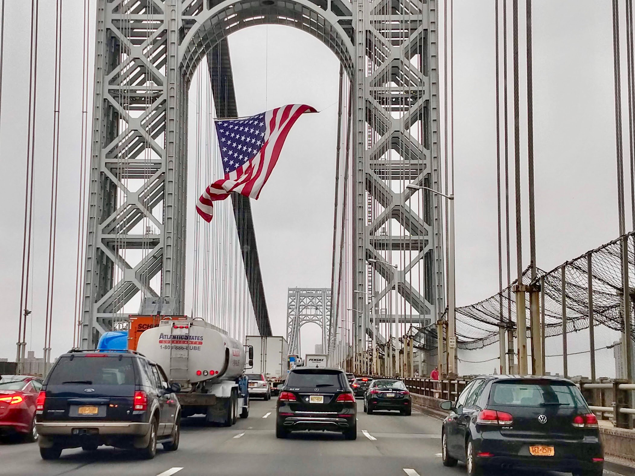 George Washington Bridge - over de Hudson met Amerikaanse vlag - verbinding tussen NJ en NY