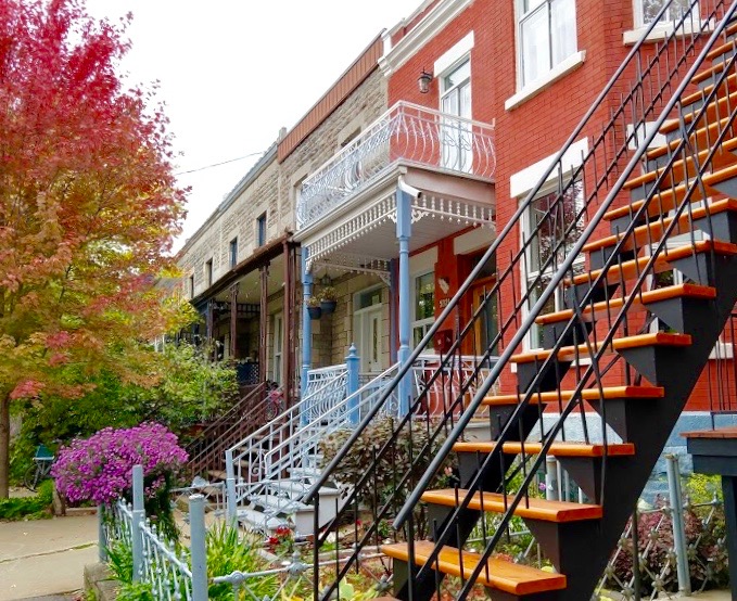 Plateau-Mont-Royal in Montréal Quebec Canada; kleurrijke woningen met trappen met bomen met warme herfstkleuren tijdens herfstrit in Noord-Amerika