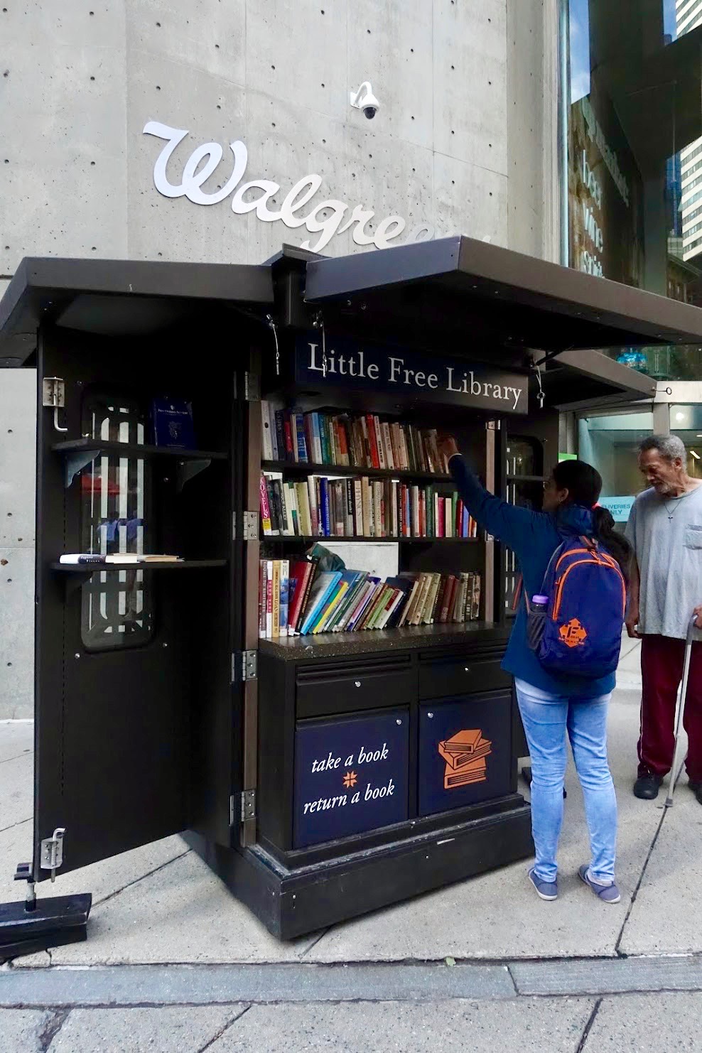 Little Free Library bij Walgreens in Boston