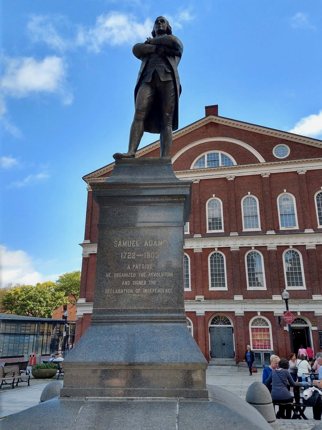 Beeld van Samuel Adams voor Faneuil Hall in Boston