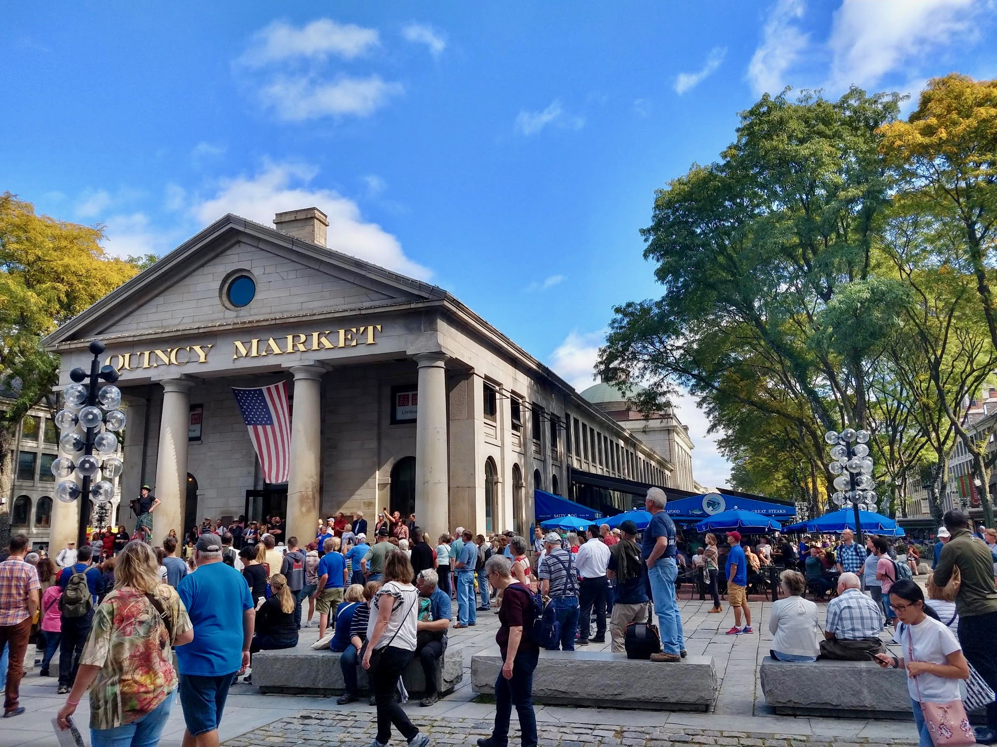 Een gezellige drukte rond Quincy Market in Boston