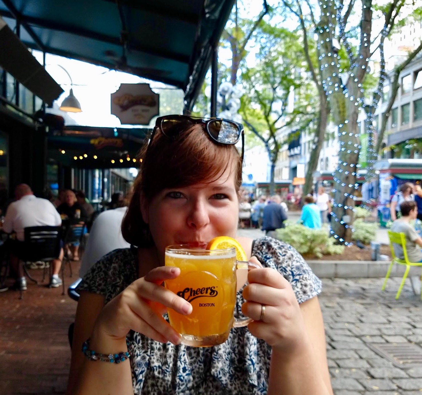 Davina van Latcho Drom met Blue Moon biertje op het terras van het Cheers Café in Boston