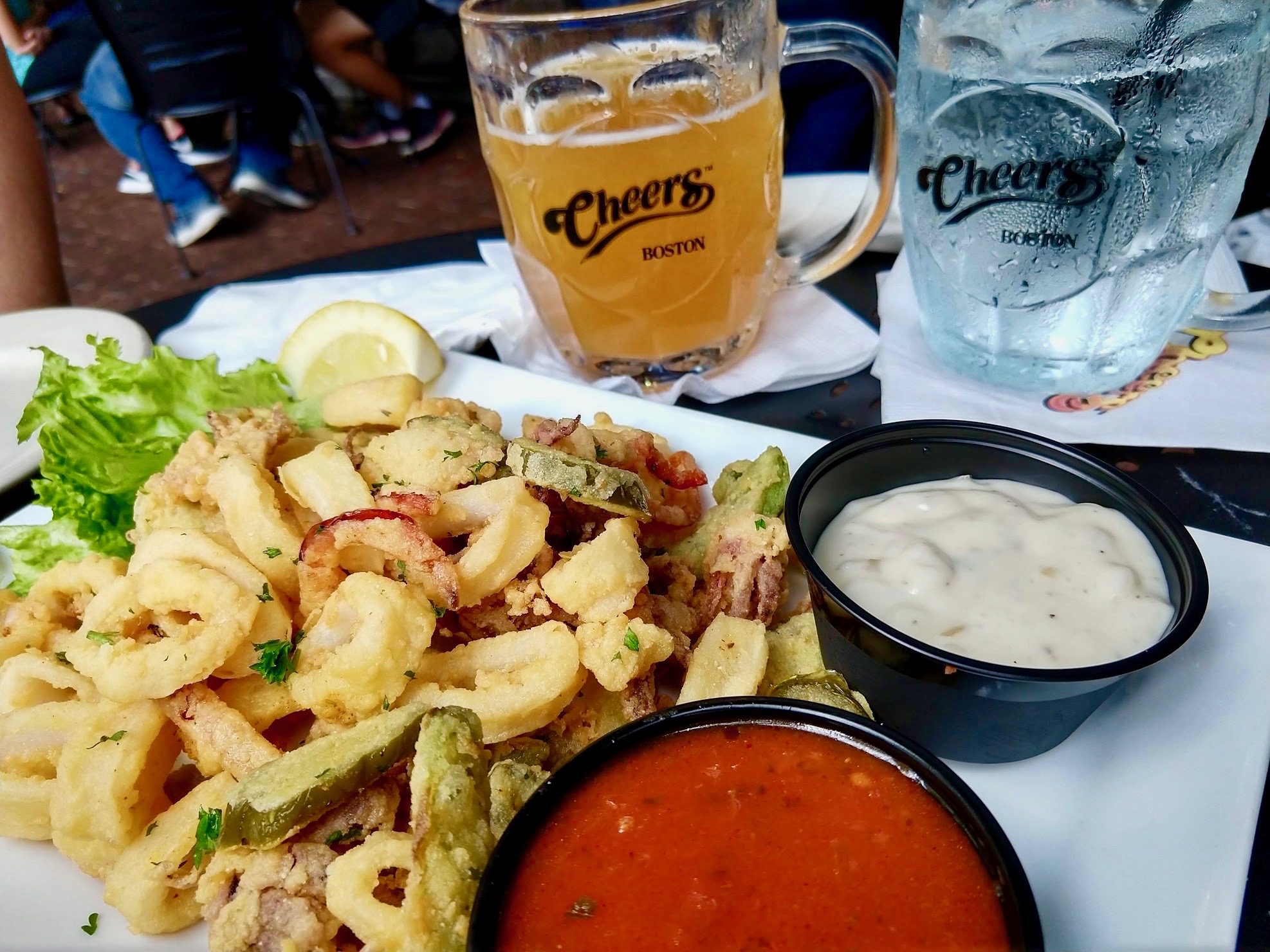 Blue Moon biertje en gefrituurde calamari met gefrituurde pepers en marinarasausje, eten in het Cheers Cafe in Boston