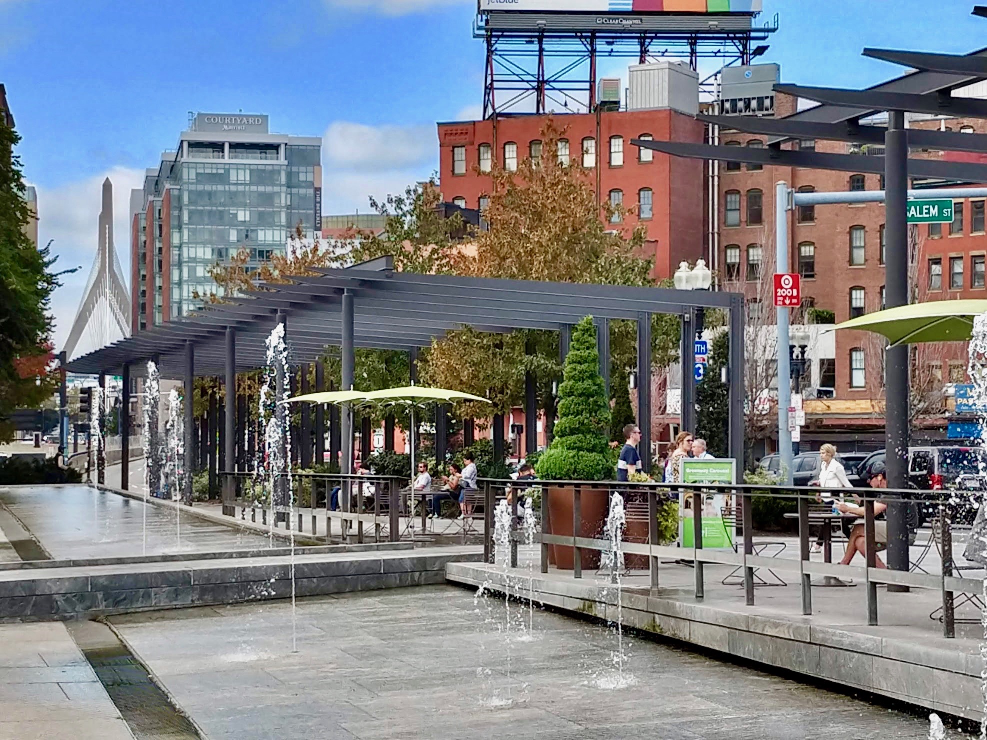 Fonteinen en parasols op de Greenway in Boston