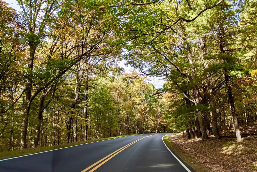 Skyline Drive in Shenandoah National Park, overhangende bomen over Amerikaanse weg tijdens een Indian Summer