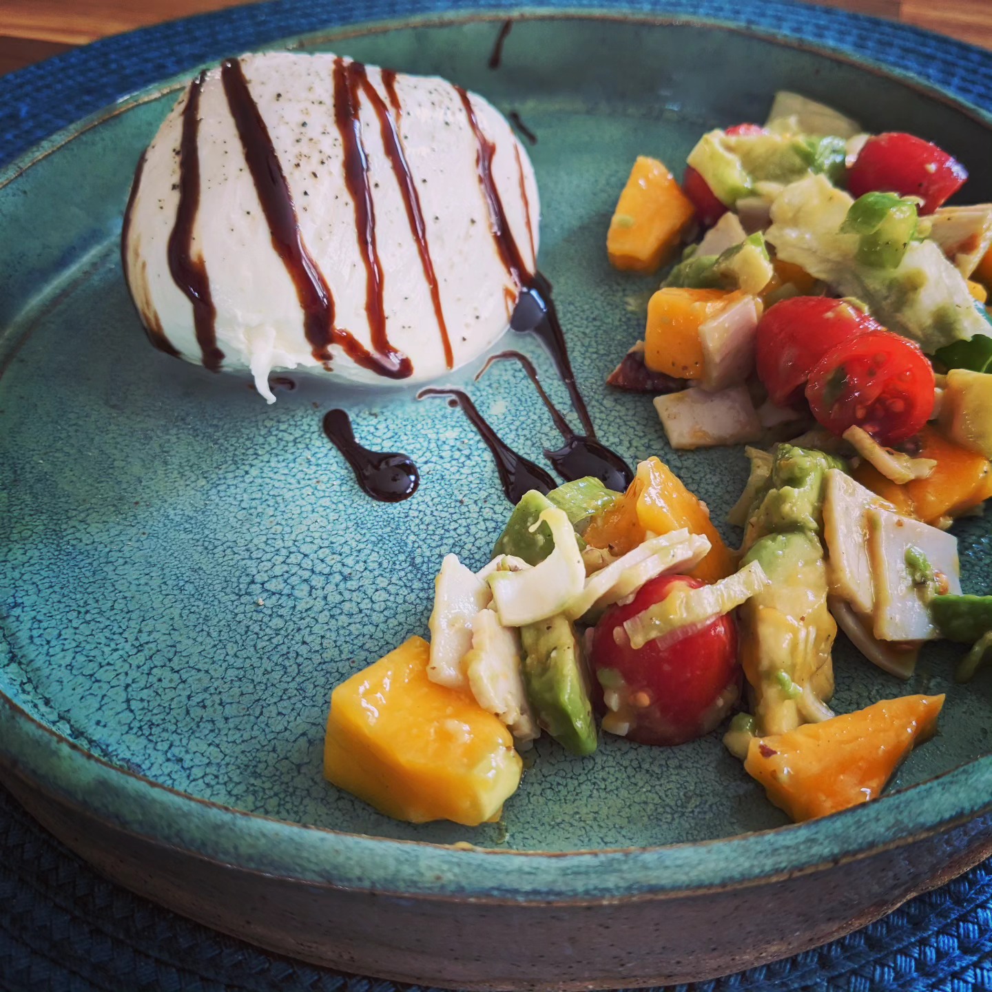 When food tastes like summer ⛱️ 😋😍
Avocado - mango salsa with tomatoes and turkey, burratta with balsamic vinegar dressing
Dressed on my own plates! #potterylover
#avosfromperu 🥑 #lidlus 🛒 #lidlavoteslasweepstakes #lidlavosteslasweepstakes #avotesla #avoteslasweepstakes #drivegreen