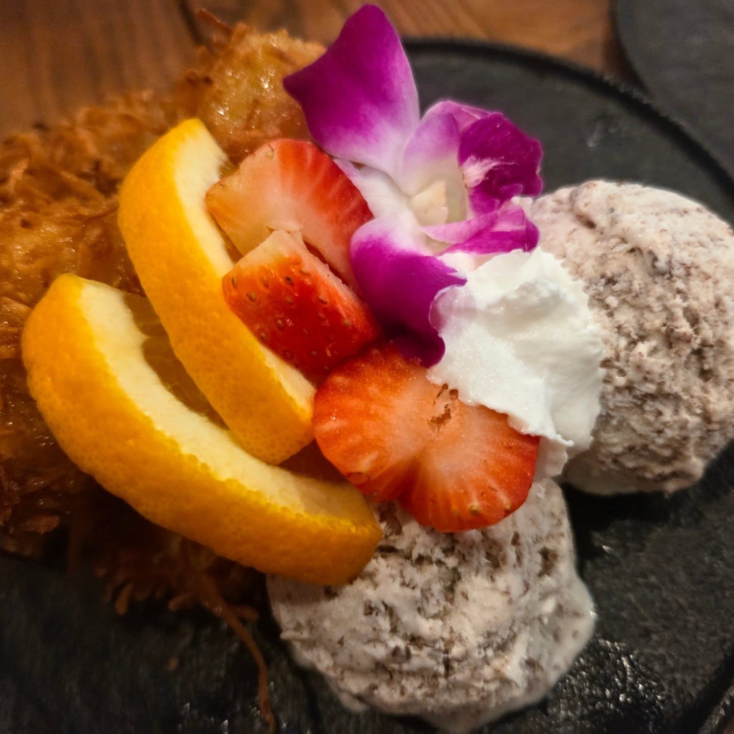 🇺🇸 🌸Spring blossoms and sweet treats 🌸✨
We popped into **Sense of Thai** for lunch, and let’s just say the main courses didn't stand a chance: everything was gone before I could take a photo! 😅 But we *always* save room for our favorite dessert: banana tempura with coconut flakes, honey, & toasted coconut & chocolate chip ice cream. 🍌🍨
Swipe to see Miss 2 checking out the fun spring decor. She wasn’t quite sure what to make of the retro rotary phone ☎️ but she loved the cherry blossoms! They change things up every season, and we can't wait to see the summer setup soon. ☀️💛
Who else remembers actually using a phone like this? 📞👇
🇧🇪🌸Lentebloesems & heerlijk dessert 🌸✨
We schoven aan voor de lunch bij **Sense of Thai** De hoofdgerechten hadden geen schijn van kans. Alles was al op voordat ik een foto kon maken! 😅 Gelukkig houden we *altijd* plek over voor ons favoriete dessert: bananen-tempura met kokosrasp, honing & geroosterde kokos & chocolate chip ijs. 🍌🍨
Swipe om te zien hoe onze dochter de leuke lentedecoratie bewondert. Ze wist niet zo goed wat ze met die retro draaischijftelefoon moest doen☎️, maar de kersenbloesems vond ze geweldig! Ze veranderen het interieur hier elk seizoen, dus we zijn nu al benieuwd naar de zomer-look. ☀️💛
Wie van jullie heeft er vroeger nog echt zo’n telefoon gebruikt? 📞👇
📍 Sense of Thai, One Loudoun
#SenseOfThai #OneLoudoun #AshburnEats #DMVFoodie #SlowTravel