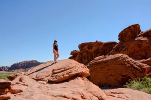 Davina op rode rotsen