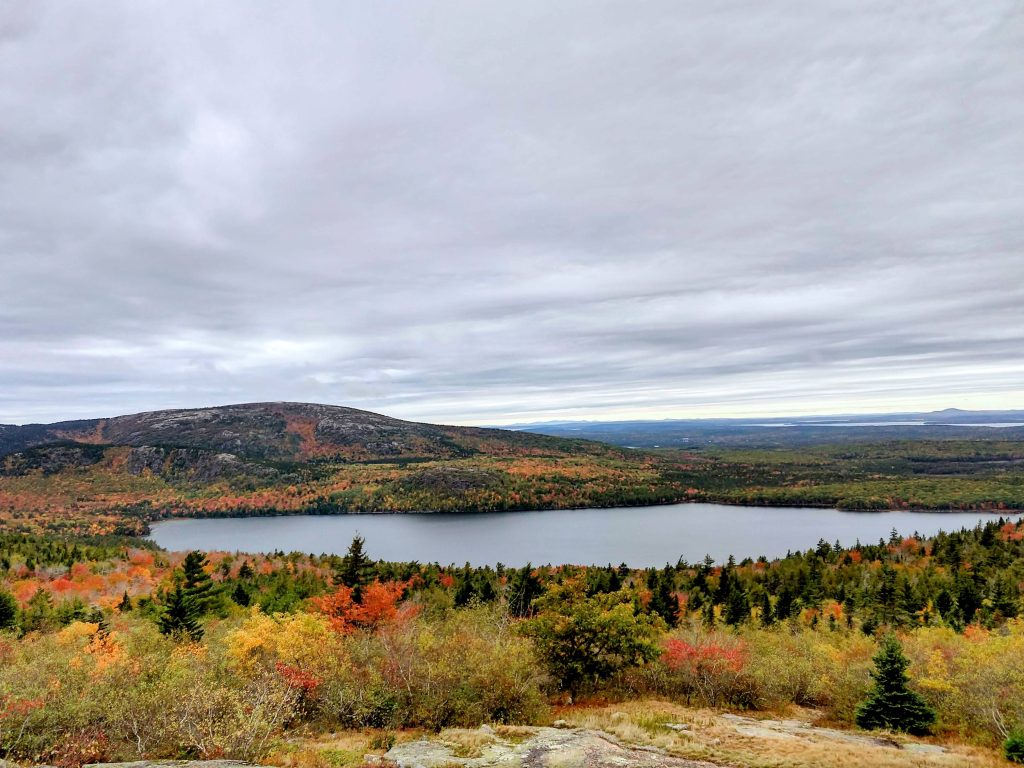 Meer met bergen en uitgestrekt landschap in de herfst, grijze, regenachtige lucht, Acadia National Park in Maine