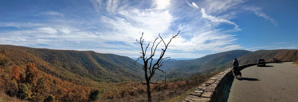 bergen in de herfst, mensen kijken uit over de vallei